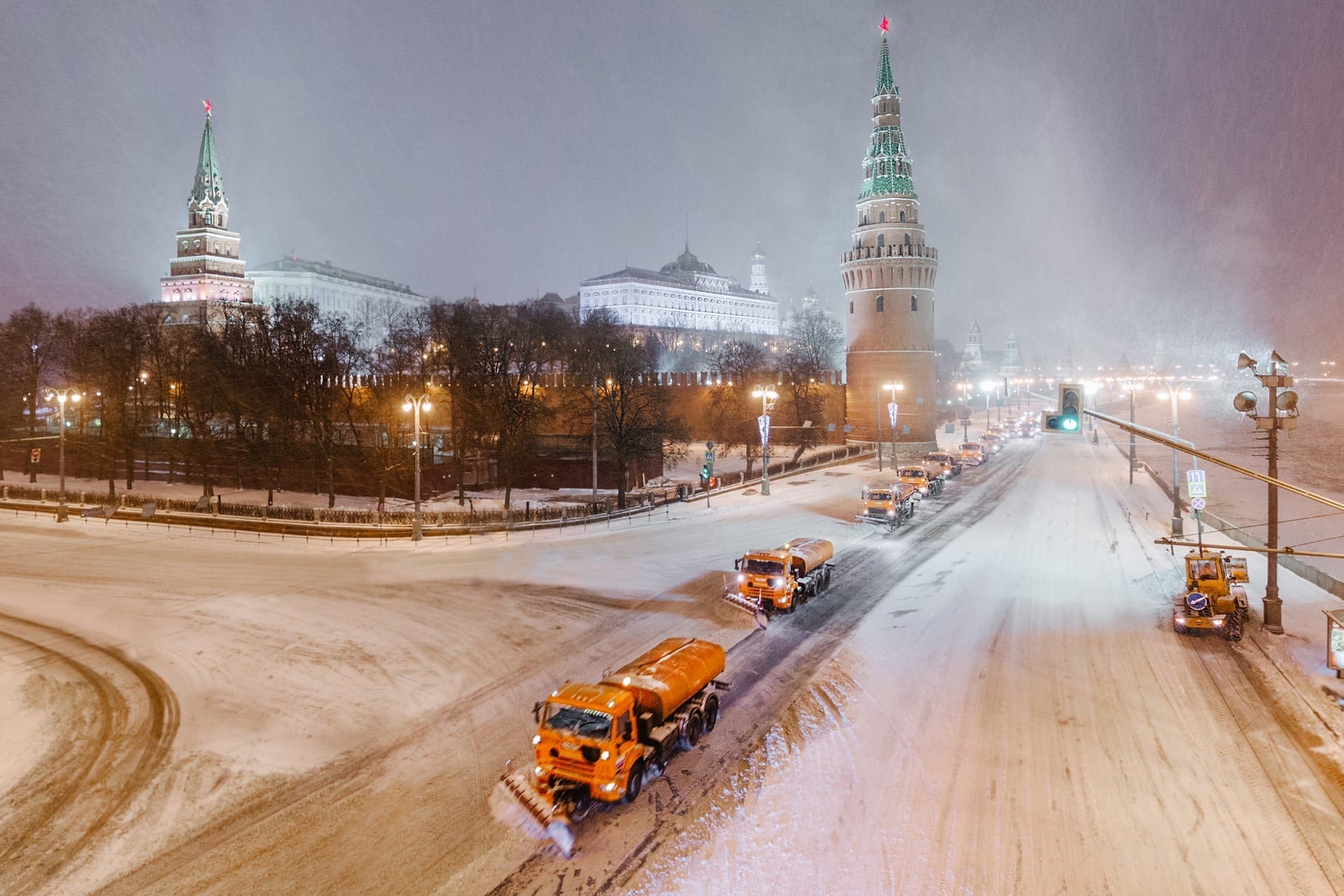 Коммунальная техника Меркатор чистит дороги около Кремля