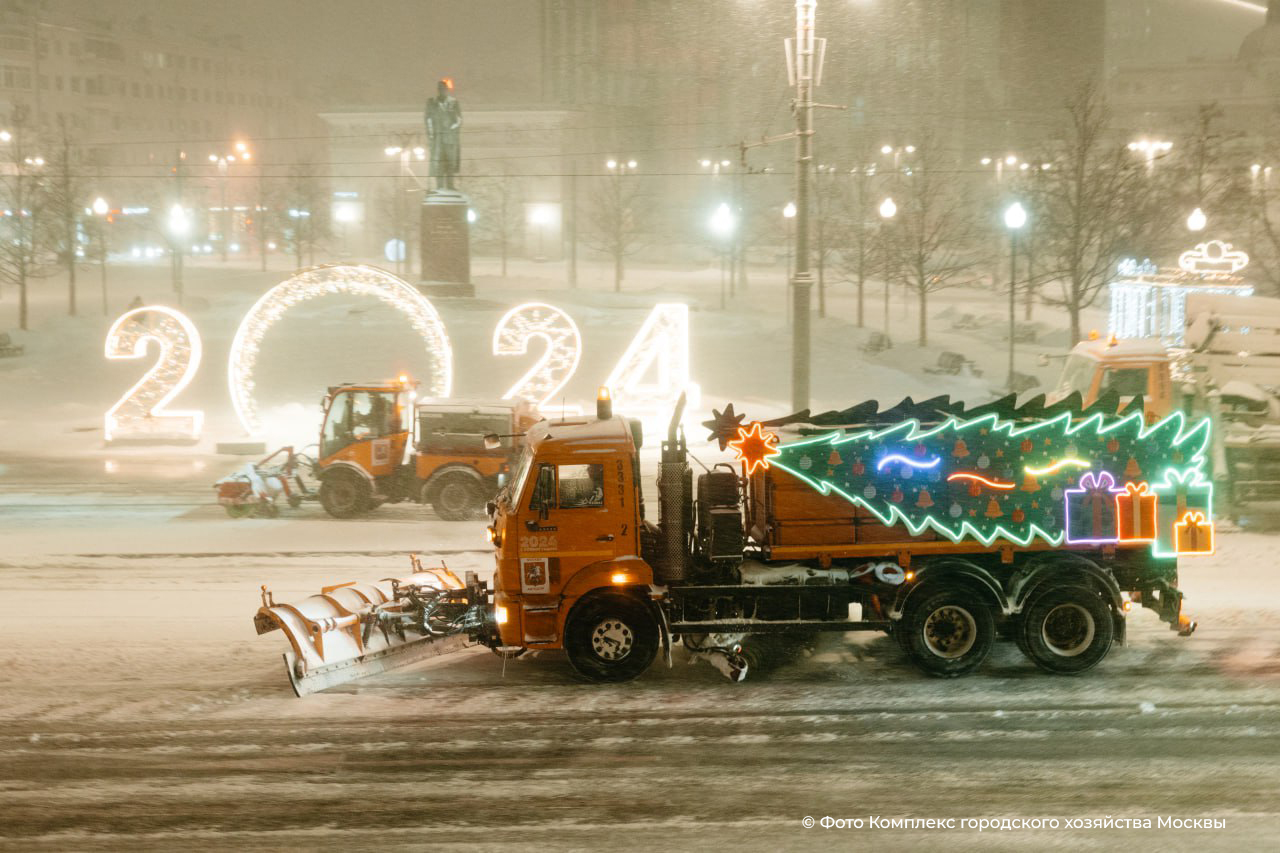 Техника Меркатор очищает дороги Москвы в Новый год