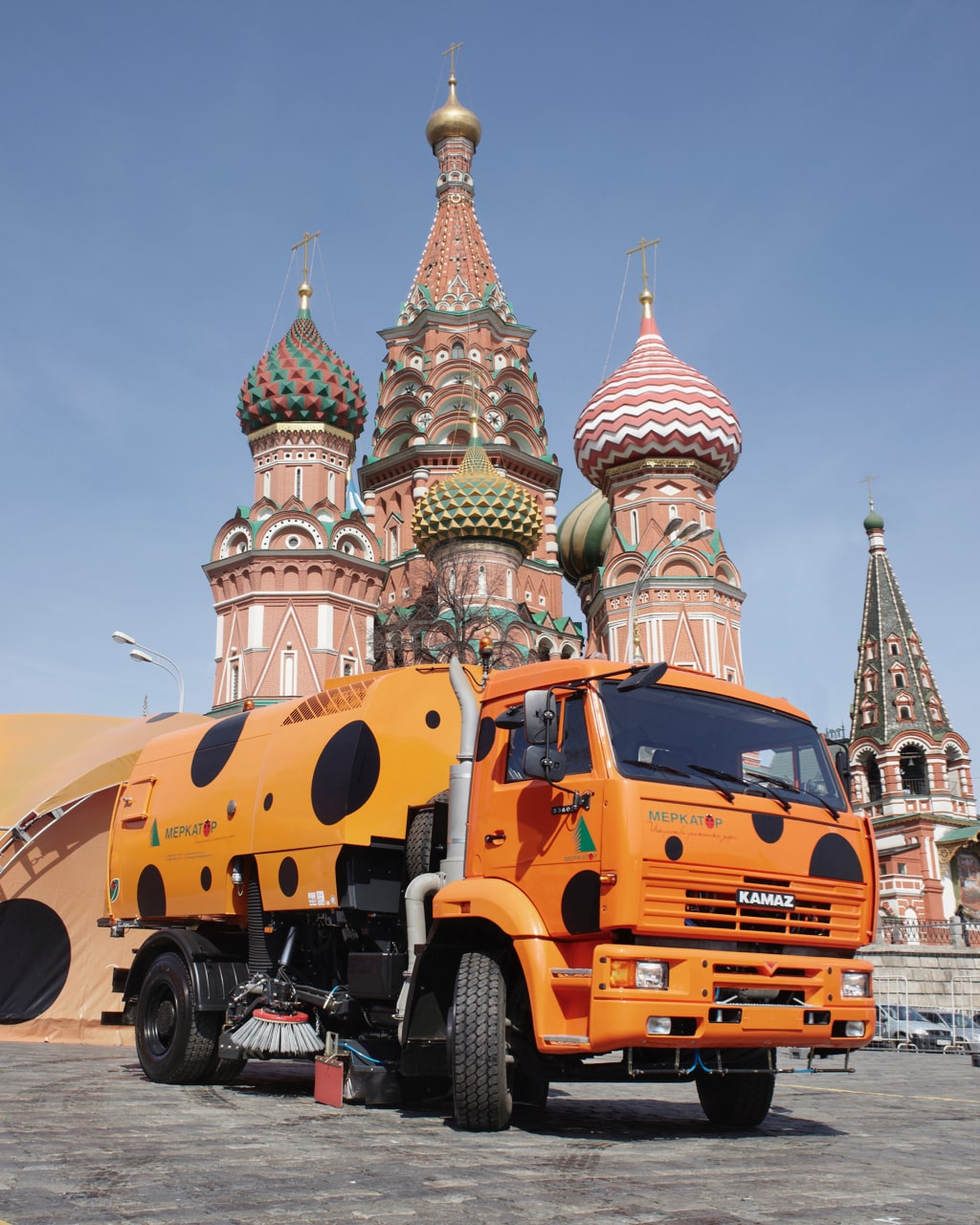 Дорожный пылесос Меркатор Холдинг на Красной площади в Москве