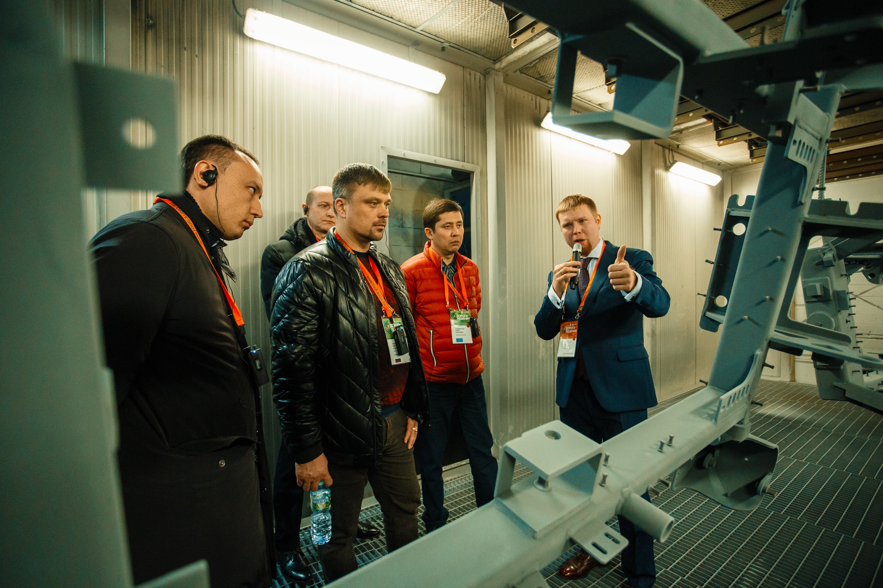 Алексей Черепанов директор департамента развития Меркатор проводит экскурсию по заводу