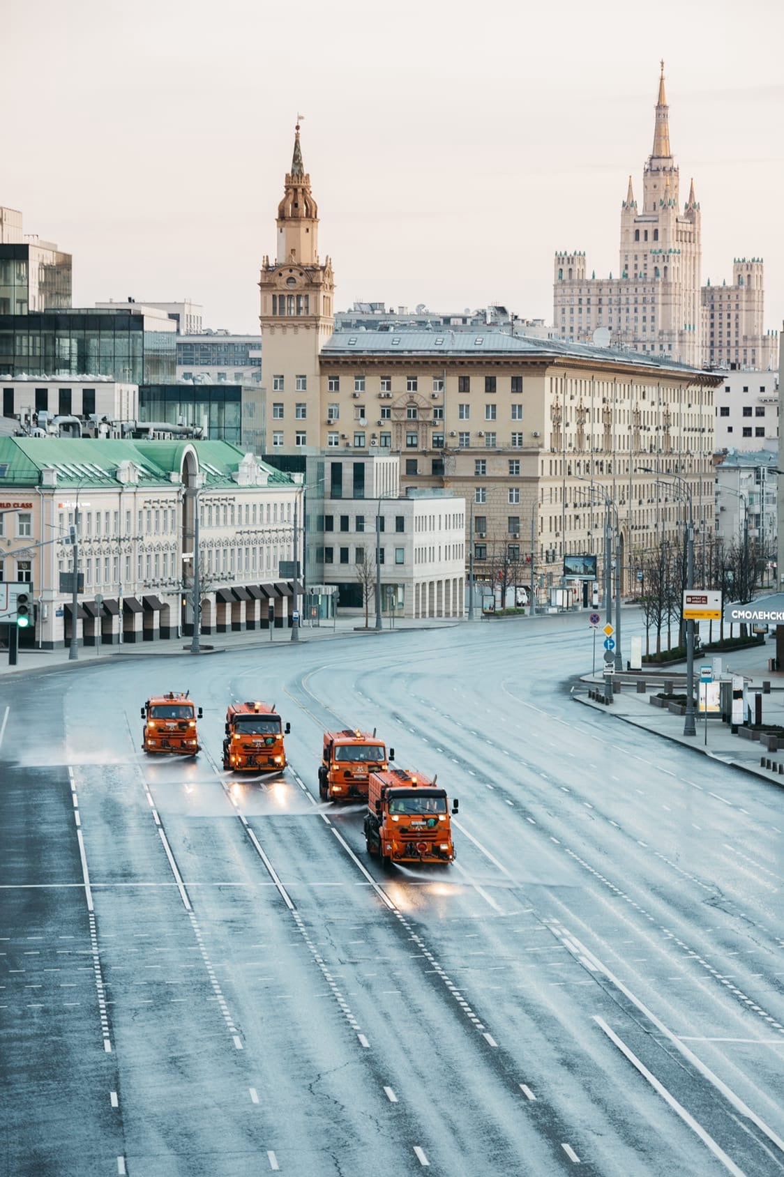 Техника Меркатор Холдинг с поливомоечным навесным оборудованием моет дороги Москвы